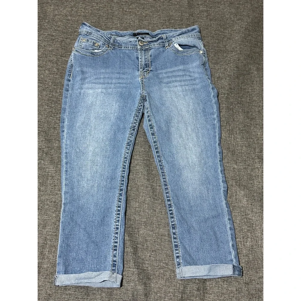 Roz & Ali Women's 12 Crop Jeans‎ Blue Floral Embroidered Cuffed Denim
